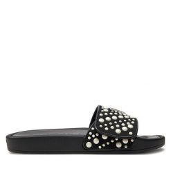 Klapki Guess. Czarne klapki damskie Guess, z aplikacjami, bez obcasa. Za 179.99 zł.