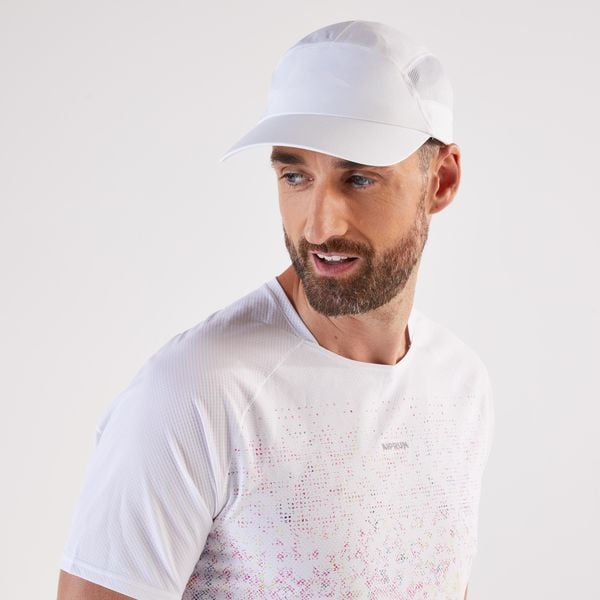 Czapka z daszkiem do biegania Kiprun. Białe czapki z daszkiem damskie KIPRUN, bez wzorów, z elastanu. Za 54.99 zł.