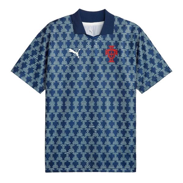 Koszulka piłkarska Portugal FTBLNRGY+ RETRO Mężczyźni (Niebieski). Niebieskie t-shirty sportowe męskie Puma, m, z materiału, bez ramiączek, do piłki nożnej. Za 280.60 zł.