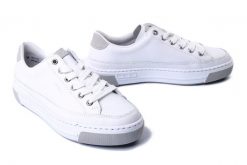 RIEKER L8847-40 white, półbuty damskie. Białe półbuty damskie Rieker, bez wzorów, bez obcasa. Za 359.90 zł.