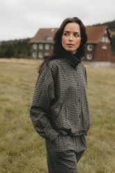 KURTKA PILAR SZARO- CZARNA S - Flawless. Czarne kurtki damskie Flawless, s, bez wzorów, z bawełny, bez kaptura. Za 619.00 zł.
