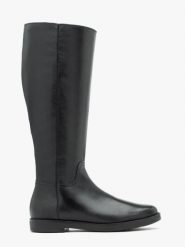 Czarne kozaki z szeroką cholewką. Czarne kozaki damskie Ryłko, ze skóry, z okrągłym noskiem, bez obcasa, na płaskiej podeszwie. Za 649.99 zł.