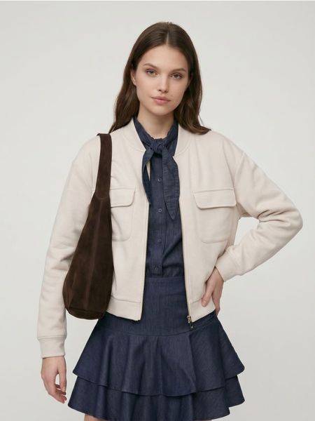 Rozpinana bluza z domieszką wiskozy i kieszeniami soft touch - kremowy. Białe bluzy bez kaptura damskie Sinsay, l, z wiskozy. Za 59.99 zł.