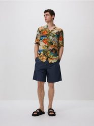 Koszula comfort fit z wiskozy - wielobarwny. Koszule męskie Reserved, l, bez wzorów, z tkaniny, bez kołnierzyka, bez ramiączek. W wyprzedaży za 99.99 zł.