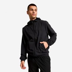 Bluza sportowa z kapturem męska Domyos. Czarne bluzy sportowe męskie DOMYOS, bez wzorów, z materiału, sportowe, bez kołnierzyka, bez ramiączek. Za 89.99 zł.