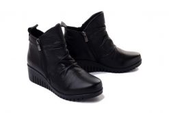 COMFORTABEL 960232-01 schwarz, botki damskie. Czarne botki damskie Comfortabel, na zimę, bez obcasa, na koturnie, bez zapięcia. Za 419.90 zł.