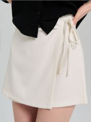 Spódnico-spodenki z ozdobnym wiązaniem - kremowy. Białe szorty damskie Sinsay, bez wzorów. Za 39.99 zł.