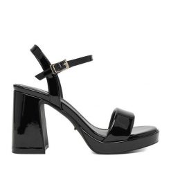 Sandały DeeZee. Czarne sandały damskie DeeZee, bez wzorów, bez obcasa, na słupku. Za 159.99 zł.