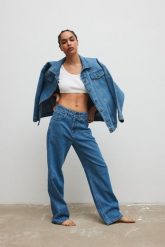 Spodnie o prostym kroju w kolorze BLUE - REFLECT. Niebieskie spodnie materiałowe damskie Marsala, bez wzorów, z denimu, eleganckie. Za 459.90 zł.