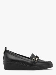 Czarne mokasyny damskie na niskiej platformie. Czarne mokasyny damskie Ryłko, ze skóry. W wyprzedaży za 249.99 zł.