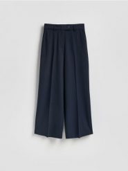 Spodnie z kantem - granatowy. Niebieskie spodnie materiałowe damskie Reserved, bez wzorów, z tkaniny. Za 169.99 zł.