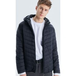 Pikowana kurtka z kapturem - Czarny. Czarne kurtki damskie Cropp, l, bez wzorów, z kapturem. Za 149.99 zł.