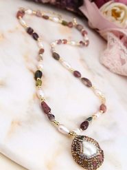 Pierres de Jade Pozłacany naszyjnik z elementami ozdobnymi - dł. 45 cm rozmiar: onesize. Białe naszyjniki damskie Pierres de Jade, pozłacane. Za 130.99 zł.