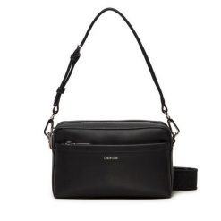 Torebka Calvin Klein. Czarne torebki klasyczne damskie CALVIN KLEIN, bez wzorów, bez dodatków. Za 309.99 zł.