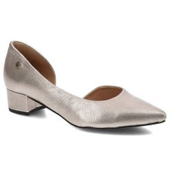 Czółenka damskie Maciejka, naturalna skóra o metalicznym wykończeniu smukła cholewka z wycięciem po boku, złoto, 04012-25-00-1. Żółte czółenka damskie Maciejka, bez wzorów, ze skóry, ze szpiczastym noskiem, bez obcasa, na obcasie. Za 249.00 zł.