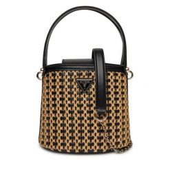 Torebka Guess. Brązowe torebki klasyczne damskie Guess, z aplikacjami, bez dodatków. Za 439.99 zł.