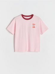 T-shirt z nadrukiem na plecach - czerwony. Czerwone koszulki dziewczęce Reserved, bez wzorów, z bawełny, bez ramiączek. W wyprzedaży za 17.99 zł.