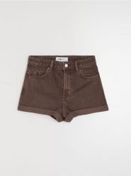 Szorty jeansowe mom high waist - brązowy. Brązowe szorty damskie Sinsay, bez wzorów, z jeansu, z podwyższonym stanem. Za 49.99 zł.