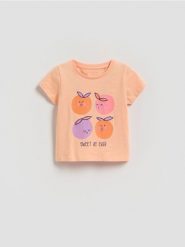 Bawełniany t-shirt z nadrukiem - kremowy. Białe koszulki dziewczęce Reserved, m, bez wzorów, z bawełny, bez ramiączek. Za 27.99 zł.