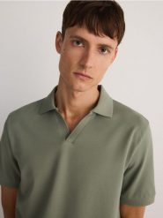 Koszulka polo regular fit - jasny zielony. Zielone koszulki polo męskie Reserved, l, bez wzorów, z bawełny, bez ramiączek. W wyprzedaży za 89.99 zł.