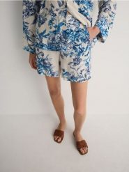 Szorty z wiskozy - wielobarwny. Szorty damskie Reserved, bez wzorów, z tkaniny. W wyprzedaży za 45.99 zł.