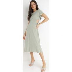 Zielona Sukienka Bawełniana Chipih. Zielone sukienki damskie Born2be, na lato, l, bez wzorów, z bawełny, eleganckie, bez kołnierzyka, bez ramiączek, midi. W wyprzedaży za 103.99 zł.