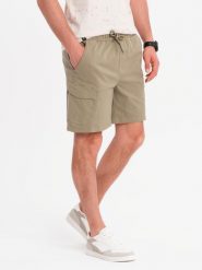 Męskie szorty o luźnym kroju z kieszeniami typu cargo – jasnooliwkowe V3 OM-SRCG-0194 - XXL. Zielone szorty męskie Ombre Clothing, z bawełny, bez kołnierzyka. W wyprzedaży za 79.99 zł.