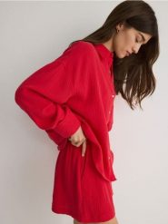 Szorty z bawełnianego muślinu - czerwony. Czerwone szorty damskie Reserved, bez wzorów, z bawełny. W wyprzedaży za 49.99 zł.