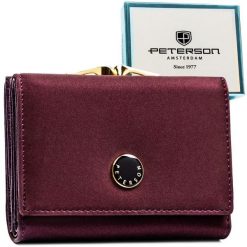 Średniej wielkości portfel damski wykonany ze skóry naturalnej i ekologicznej w fioletowym kolorze PTN PS15-09-HNL Peterson. Fioletowe portfele damskie Peterson, bez wzorów, ze skóry. Za 119.99 zł.
