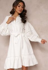 Biała Koszulowa Sukienka z Perłowymi Guzikami i Koronkowymi Wstawkami Shyanne. Białe sukienki damskie Renee, l, bez wzorów, z koronki, vintage, bez kołnierzyka, bez ramiączek, midi, koszulowe. W wyprzedaży za 167.99 zł.