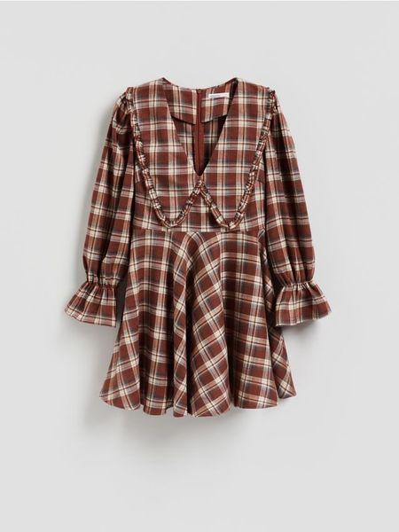 Sukienka w kratkę z kołnierzem - burgundowy. Czerwone sukienki damskie Reserved, l, bez wzorów, z tkaniny, bez kołnierzyka, bez ramiączek. Za 159.99 zł.