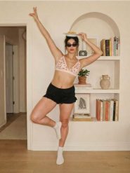 Bawełniane szorty piżamowe z falbanką - czarny. Czarne piżamy damskie Sinsay, l, bez wzorów, z bawełny, bez ramiączek. Za 15.99 zł.