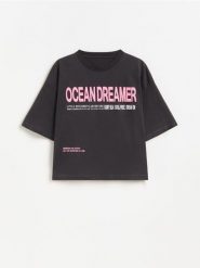 Krótki t-shirt z nadrukiem - ciemnoszary. Szare koszulki dziewczęce Reserved, bez wzorów, z bawełny, bez ramiączek. Za 39.99 zł.