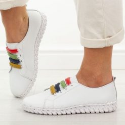 Białe skórzane półbuty damskie Vinceza 95376. Białe półbuty damskie VINCEZA, bez wzorów, z jeansu, biznesowe, z okrągłym noskiem, bez obcasa. W wyprzedaży za 197.10 zł.