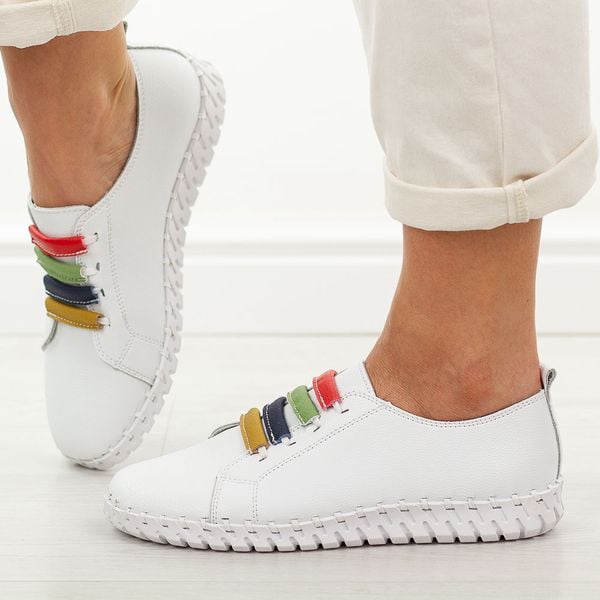 Białe skórzane półbuty damskie Vinceza 95376. Białe półbuty damskie VINCEZA, bez wzorów, z jeansu, biznesowe, z okrągłym noskiem, bez obcasa. Za 219.00 zł.