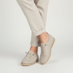 Półbuty damskie Filippo, cholewka skóra naturalna perforowana sznurowanie minimalistyczny fason lekka konstrukcja elastyczne wykończenie wygodne dopa. Brązowe półbuty damskie Filippo, bez wzorów, ze skóry, bez obcasa, na płaskiej podeszwie. Za 179.00 zł.