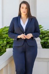 Żakiet elegancki wizytowy do kompletu MELA granatowy. Niebieskie marynarki i żakiety damskie KARKO, plus size, bez wzorów, z elastanu, eleganckie. Za 259.50 zł.