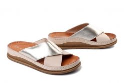 Artiker Relaks 58C2138 beige/gold, klapki damskie MACIEJKA. Brązowe klapki damskie Maciejka, bez wzorów, ze skóry, bez obcasa, na płaskiej podeszwie. Za 249.90 zł.