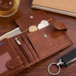 Portfel skórzany męski poziomy klasyczny brązowy RFiD Beltimore D39. Brązowe portfele męskie bez wzorów. Za 69.90 zł.