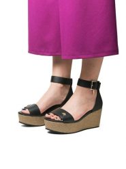 U.S. Polo Assn. Sandały w kolorze czarnym na koturnie rozmiar: 40. Czarne sandały damskie U.S. Polo Assn., bez wzorów, bez obcasa, na koturnie. Za 217.99 zł.