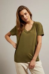 T-shirt z dekoltem w serek oliwkowy. Zielone t-shirty damskie MOODO, s, bez wzorów, z bawełny, bez kołnierzyka. W wyprzedaży za 19.98 zł.