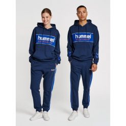 Bluza z kapturem Hummel Legacy Julian. Niebieskie bluzy sportowe damskie HUMMEL, bez wzorów, bez ramiączek, z kapturem. Za 265.50 zł.