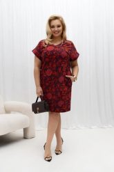 Kimonowa bawełniana sukienka dresowa z kieszeniami Trina bordowo-czerwona w kwiaty PLUS SIZE XXL OVERSIZE WIOSNA. Czerwone sukienki damskie Moda Size Plus Iwanek, do pracy, na lato, plus size, bez wzorów, z bawełny, biznesowe, bez kołnierzyka, plus size, bez ramiączek, mini, dopasowane. Za 279.90 zł.