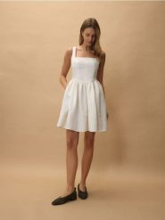 Sukienka mini z lnem - biały. Białe sukienki damskie Reserved, l, bez wzorów, z wiskozy, bez kołnierzyka, bez ramiączek, mini, rozkloszowane. Za 259.99 zł.