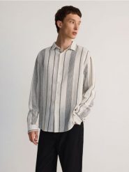 Strukturalna koszula relaxed fit - złamana biel. Koszule męskie Reserved, l, bez wzorów, z tkaniny, bez kołnierzyka, bez ramiączek. W wyprzedaży za 69.99 zł.