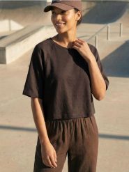 Bluza comfort z krótkim rękawem z dodatkiem wiskozy - brązowy. Brązowe bluzy bez kaptura damskie Sinsay, l, z dzianiny. Za 39.99 zł.