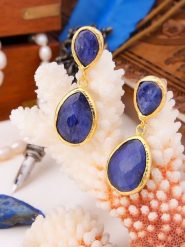 L'Atelier de Gaia Pozłacane kolczyki-wkrętki z agatem rozmiar: onesize. Niebieskie kolczyki damskie L'Atelier de Gaia, z agatem, pozłacane. Za 78.99 zł.