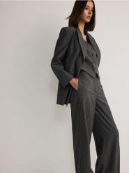 Spodnie w prążek - ciemnoszary. Szare spodnie materiałowe damskie Reserved, bez wzorów, z tkaniny. W wyprzedaży za 89.99 zł.