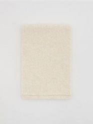 Szalik z domieszką kaszmiru - kremowy. Białe szaliki i kominy damskie Reserved, bez wzorów, z kaszmiru. Za 119.99 zł.