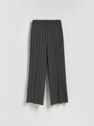 Spodnie z kantem - ciemnoszary. Szare spodnie materiałowe damskie Reserved, bez wzorów, z tkaniny. Za 139.99 zł.